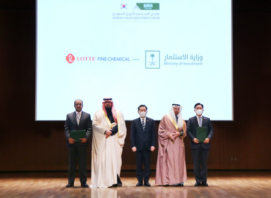 김용석(오른쪽부터) 롯데정밀화학 대표, 칼리드 알 팔리 사우디투자부 장관, 이창양 산업통상자원부 장관 등 관계자들이 지난달 17일 업무협약을 맺고 기념사진을 찍고 있다. 롯데정밀화학 제공.